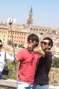 Dos japoneses en plena euforia turística por Toledo con el "selfiegadget"